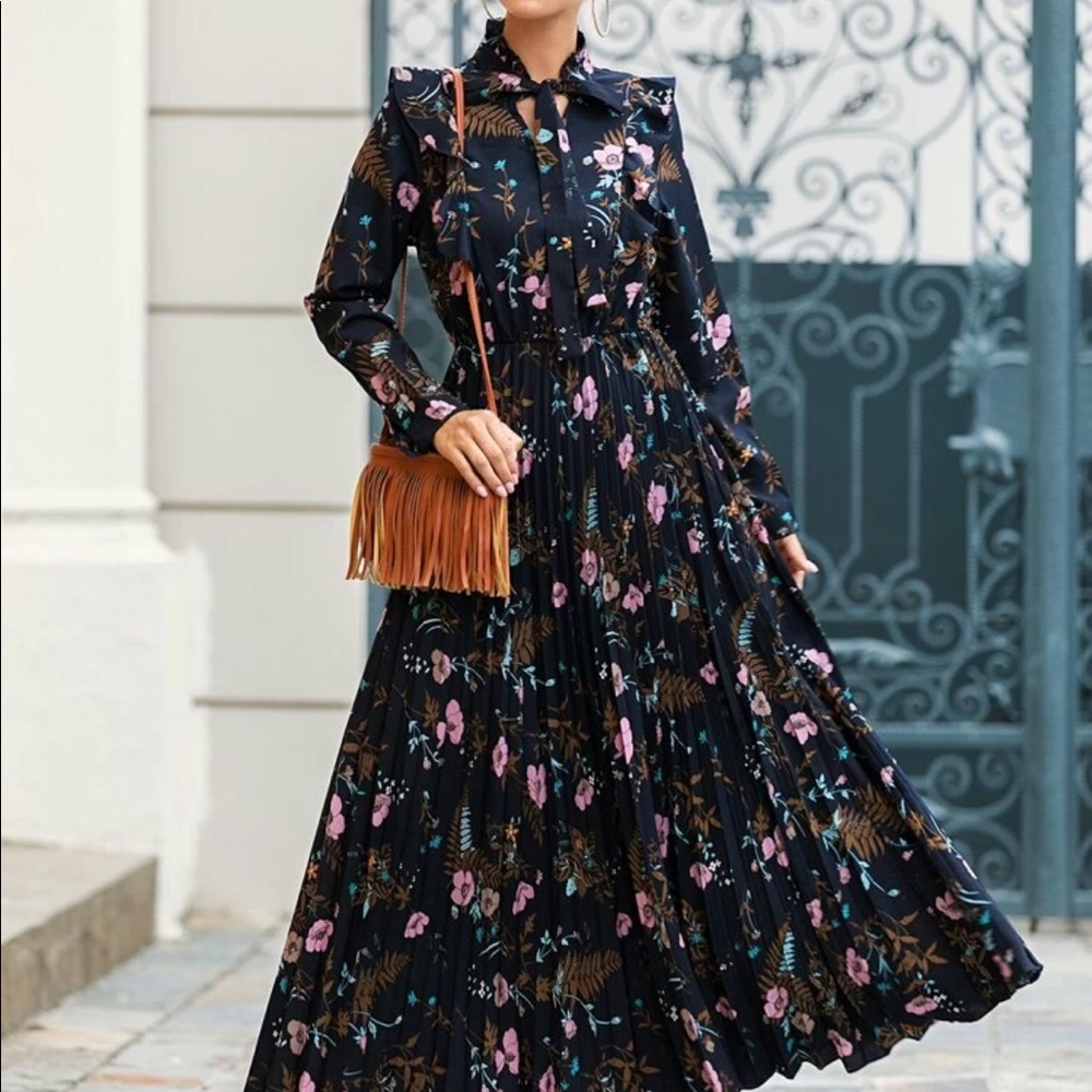 Tie neck floral print dress - Picture 2 of 5